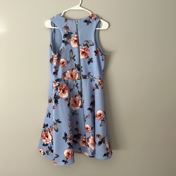 Sift Blue Floral Peplum Dress with dainty shoulder cutouts. Size large - Picture 5 of 9